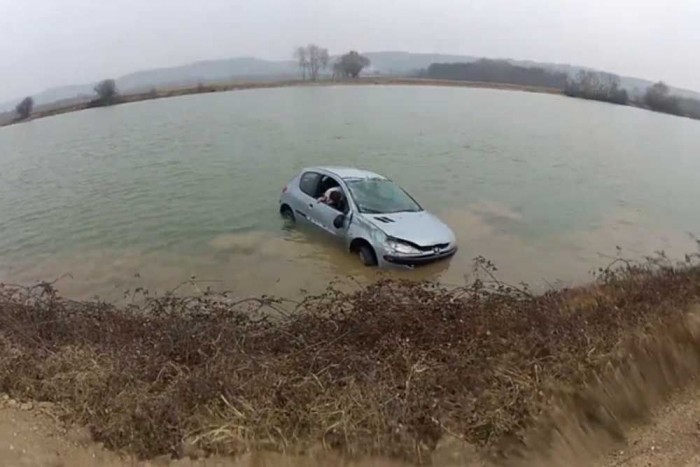 Ilyen egy tízpontos tóba borulás