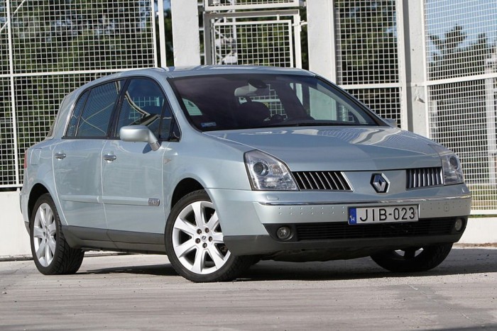 Bár nem egy tömegdarab, de mindenképpen érdekes példány a Renault Vel Satis. Korának Renault csúcsmodellje a megszokottól eltérően kisbuszos termettel, illetve megosztó formával hívta fel magára a figyelmet. Míg előbbinek a pályaudvarnyi belső tér, utóbbinak a kortalan, még ma is érdekes forma köszönhető.