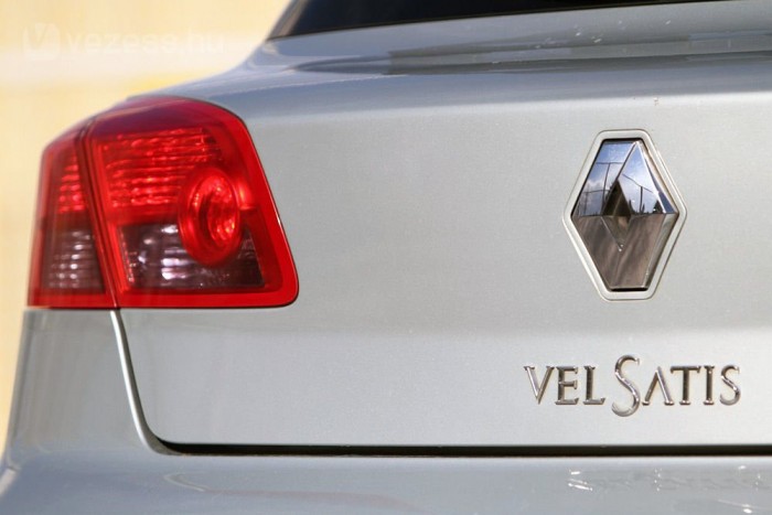 Nem kell csapkodni, lehajtás után villanymotor zárja a csomagtartó fedelét