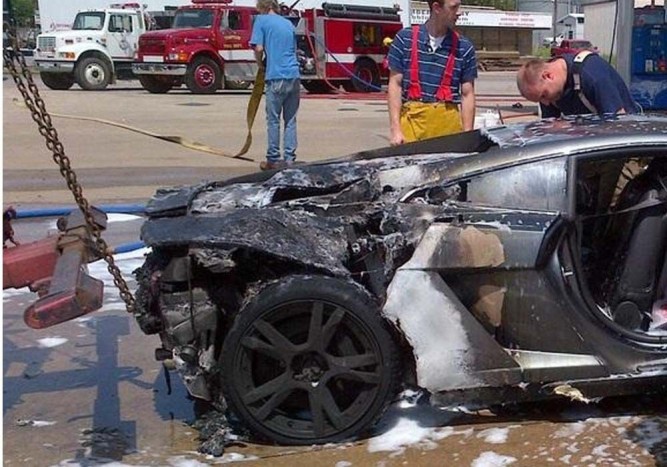 Benzinkúton robbant fel a Lamborghini