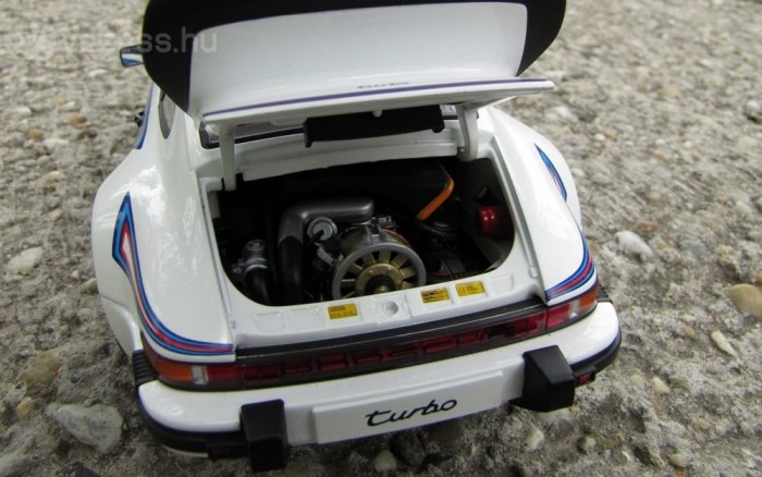 Színes, élettel teli turbós boxermotor