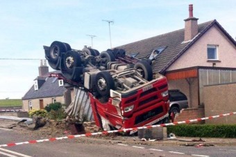 Az ölébe hullott a teherautó