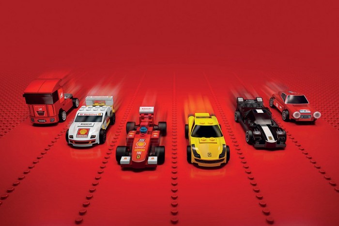 Egyedi LEGO-Ferrarik a magyar benzinkutakon