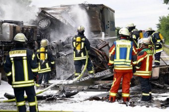 Eltaposták őket, majd bent égtek a roncsban