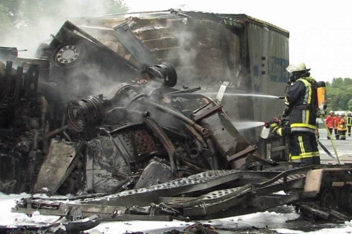 Eltaposták őket, majd bent égtek a roncsban 6