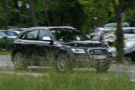 6,8 liter a szabványos ciklus szerint mért átlagfogyasztása. Reálisan 8-13 liter/100 km