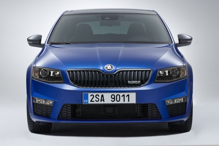Jön minden idők leggyorsabb Škodája 7 | Vezess Az autó orrát az átdolgozott lökhárító mellett az alapkivitelű LED-es nappali fények és a bixenon fényszórók határozzák meg.