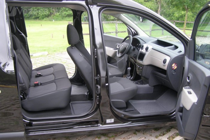 Elöl-hátul igen tágas a Dokker, a tolóajtó miatt könnyű beszállni hátra