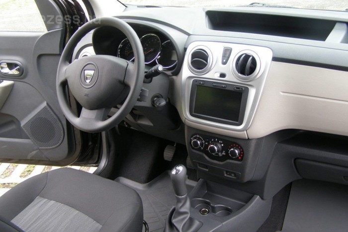 A jól felszerelt változatok utastere látványra rendben van