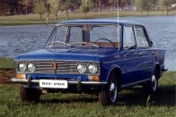 3. Lada 1500 - VAZ 2103. A rothadó nyugat sajtótermékei az évszázad üzletéről cikkeztek, amikor a Szovjetunió autóipari minisztere megállapodást kötött a FIAT-tal az 1967-es Év Autójának megválasztott 124 licencgyártásáról. A mi gusztusunknak az összes hátsókerekes Lada arányos, csinos autó, de az aranyalmát a VAZ (Volga Avto Zavod - Volgai Autógyár) 2103-as típusának gurítanánk. Az ikerlámpás ezerötös csak töredékét teszi ki az összesen 17,4 millió hátul hajtó Ladának, de szívünknek ez a legkedvesebb. 1972-től 1983-ig készült 75 lóerős motorral. Szerkesztőségi autónk keresése elindult, egyszer talán megadatik nekünk, hogy 180-at mutasson benne az óra