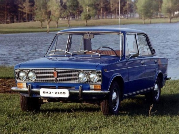 Top 10: A keleti blokk legszebb autói 34 3. Lada 1500 - VAZ 2103. A rothadó nyugat sajtótermékei az évszázad üzletéről cikkeztek, amikor a Szovjetunió autóipari minisztere megállapodást kötött a FIAT-tal az 1967-es Év Autójának megválasztott 124 licencgyártásáról. A mi gusztusunknak az összes hátsókerekes Lada arányos, csinos autó, de az aranyalmát a VAZ (Volga Avto Zavod - Volgai Autógyár) 2103-as típusának gurítanánk. Az ikerlámpás ezerötös csak töredékét teszi ki az összesen 17,4 millió hátul hajtó Ladának, de szívünknek ez a legkedvesebb. 1972-től 1983-ig készült 75 lóerős motorral. Szerkesztőségi autónk keresése elindult, egyszer talán megadatik nekünk, hogy 180-at mutasson benne az óra