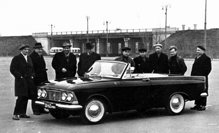 Top 10: A keleti blokk legszebb autói 35 2. Moszkvics 408 Tourist Cabriolet. Magyarországon a lebutított formájú, magas építésű Moszkvics 2140 sosem közelítette meg a hasonlóan erős Ladák presztízsét. Eredeti Pininfarina-karosszériás elődje, a 408 elegánsabb és esztétikusabb autó volt. A legszebb belőle a sorozatban sosem gyártott kabrió. Ebből a típusból 1964-re készült el a nyitható tetős 408 Tourist, de az elvtársak elgáncsolták, a széles néprétegek sosem kabriózhattak vele a krími verőfényben