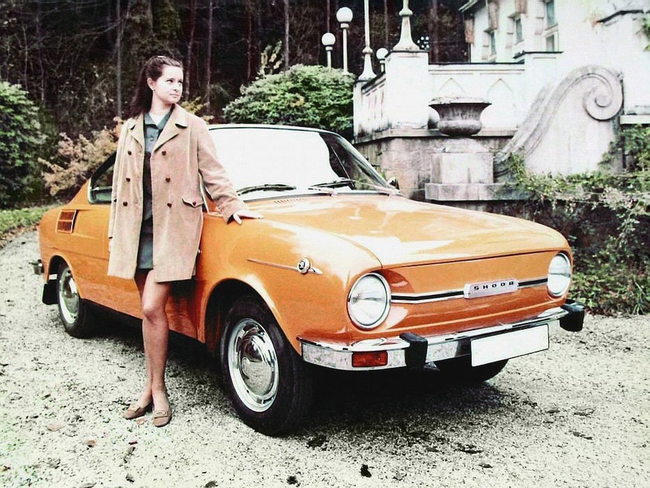 8. Škoda 110 R. Nem lehetett nehéz meghívni vele egy csinos lányt Kevertre vagy Éva vermutra, akit aztán a "Dunlop-licenc alapján gyártott biztonsági fékrendszerrel" vagy a könnyített küllős kormánykerékkel próbált ágyba szédíteni a gavallér. Az autó akkor is maradhatott, ha eredménnyel járt: a sportmodell hátsó ülésén állítólag három gyermek is elfér. A csehszlovák kupéra a korabeli Autó-Motor 46 lóerőt és 145 km/órás végsebességet adott meg