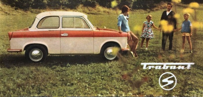 Top 10: A keleti blokk legszebb autói 28 9. Trabant 500. A KGST idején az autógyártást is az országok közötti munkamegosztás szellemében szabályozták. Mivel az NDK-ban a rájuk osztott hajógyártáshoz kellett az acél, a Trabantnak csak Duroplast-karosszéria jutott, de takaros formával. A kéthengeres, kétütemű motor 18, majd 20 lóerőt adott le. A Trabant szó útitársat jelent magyarul, akárcsak az orosz szputnyik