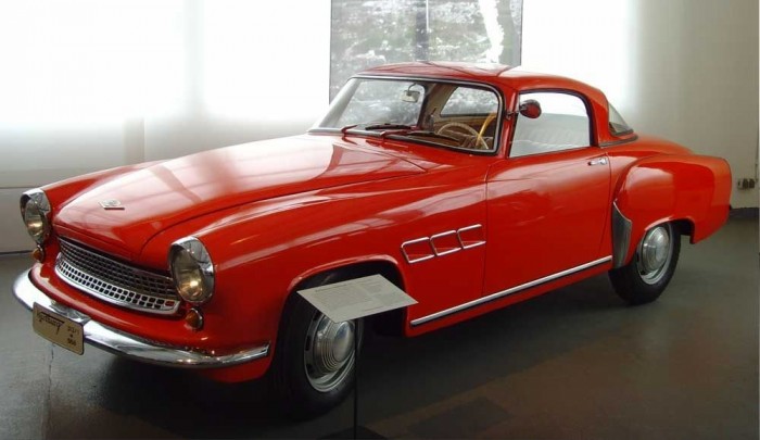 Top 10: A keleti blokk legszebb autói 36 1. Wartburg 313/1 Roadster. Lencsés Csaba kollégánk dobta be a 313/1-et, amely szerkesztőségünk favoritja lett. Még a 190 SL sem szebb nála. A Wartburgnál az alvázas alapkonstrukcióra rengeteg modell született, köztük ez a levehető keménytetővel vagy vászontetővel befedhető roadster. Az 50 lóerős, háromhengeres kétüteműből 140-es tempót lehetett kitaposni. Sokat nem adnánk, ha szívünk hölgyével megnézhetnénk Tihanyban, ahogy a vörös napkorong lebukik a klasszikus ívű motorháztető mögött