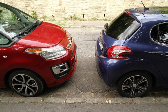 1.6 literes 92 lóerős mikrohibrid dízel motorral, parkolóasszisztenssel, nagy felnikkel, 215 ezres panorámatetővel 5,427 millió millió forint a tesztautó ára. A legjobban a fogyasztása tetszett: a dugókkal teli budapesti belvárosban 5 literrel elment, vidéken, nyugis tempóban 4 alatt
