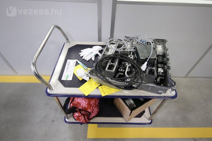 Itt készülnek a magyar motorok 10 Itt a zsúrkocsin nem vaníliás karika, ásványvíz és kávé van, hanem mindenféle más, nehezen emészthető dolog