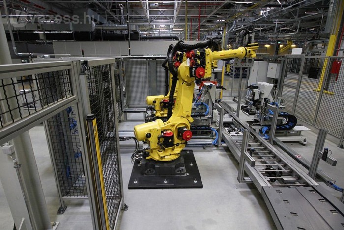 Itt készülnek a magyar motorok 7 A fürgemozgású ipari robotokat praktikus dolog ketrecbe zárni. Mozgásuk kiszámíthatatlan és elképesztő gyors, könnyen lekeverhet egyet a gyanútlan dolgozónak, látogatónak egyaránt.