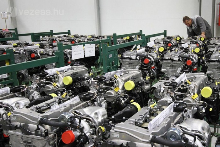 Itt készülnek a magyar motorok 11 Az úriember az utolsó, vizuális ellenőrzéssel van elfoglalva