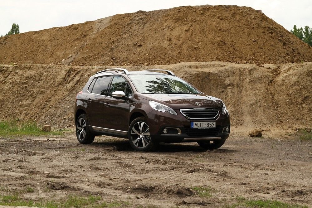 A Peugeot sem maradhat ki a legújabb őrületből, így ők is elhozták nekünk saját szubkompakt crossoverüket. A 2008-as csinos, szellemes, jól nevelt, így sokan fogják szeretni.