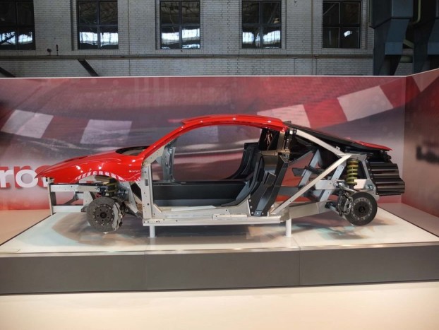 Alig kétszáz kiló a karosszéria alapjait adó keret