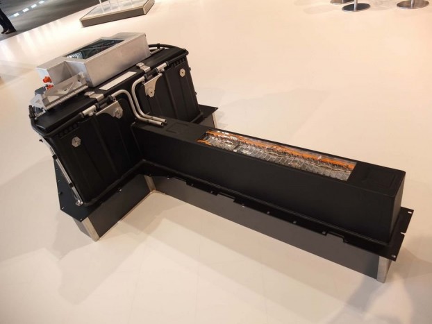 Az autó magját adja a T alakú akkumulátor, ennek köszönhetően kissé farnehéz az Audi 42-58 a 