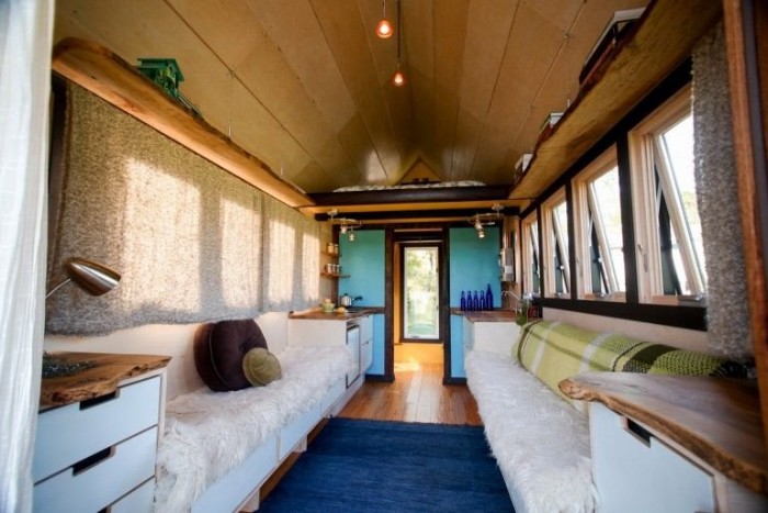 Vontatható zsebmenedék 6 | Vezess A faházikó tágas belső tere ülő alkalmatosságokkal és a tetőtérben kialakított hálórésszel