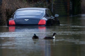 Autósok harca az árvízzel