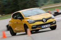 Kipróbáltuk a legizgalmasabb kisautó, a Clio RS legújabb változatát. Oda a kétliteres szívómotor, helyette itt a turbó és a kötelező duplakuplongos sebességváltó. Sírva nevetünk.