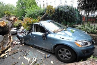 A gyerekek túlélték a zuhanást, az autók nem