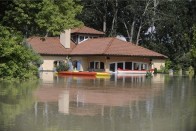 Lopott, hogy nézhesse az árvizet 2