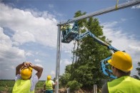 Az e-útdíj technikai elemeinek első kapuját építik a 49-es úton, a magyar-román határtól néhány kilométerre Csenger közelében