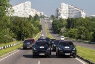 A rendhagyó verseny tavaly indult útjára, a Porsche közép-európai központjának szervezésében. Akkor Isztambulból rajtolva jutottak el a résztvevők hozzánk Budapestre, idén pedig Moldovából indulva kell elérni Szlovákiába.