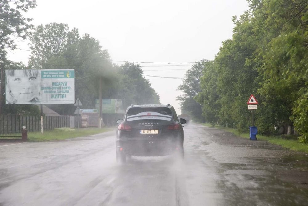 Győzelmi terveinket felhőszakadás hátráltatta. Mintha hegyi patakban haladtunk volna, aki ebből kimaradt, sokat nyert, de hiába ilyen a verseny!