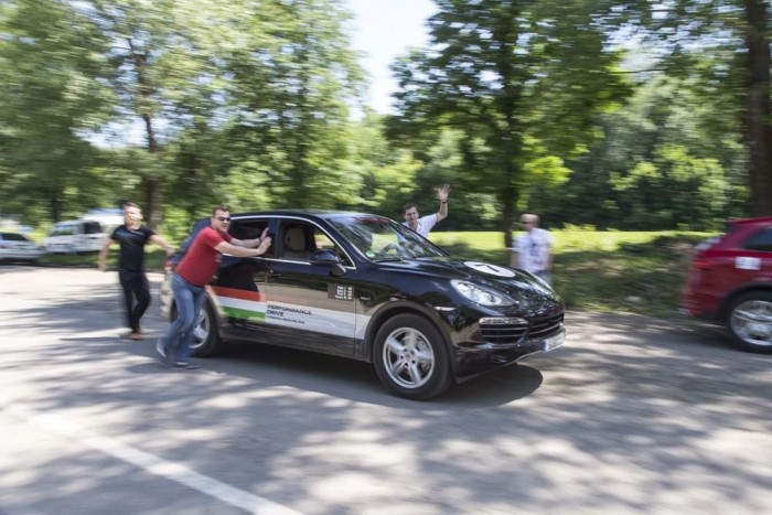 Minden csepp számít! Lehet, hogy csak látványelemnek jó, mi mégis emberi erővel oldottuk meg a Moldáv-Ukrán határon való átjutást. 