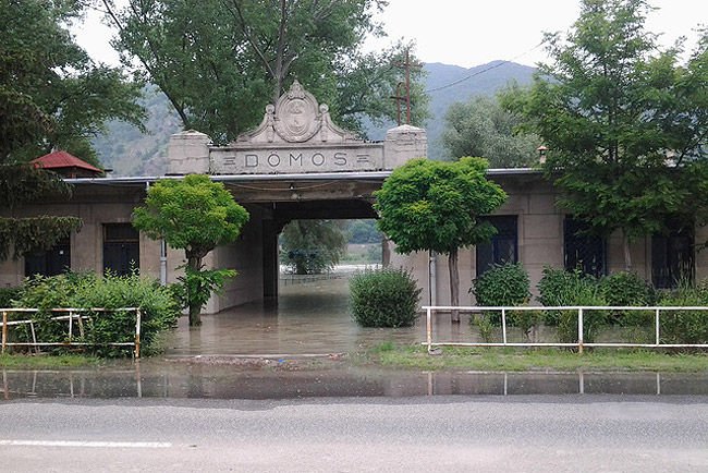 Nem értette a táblát, belehajtott az árvízbe