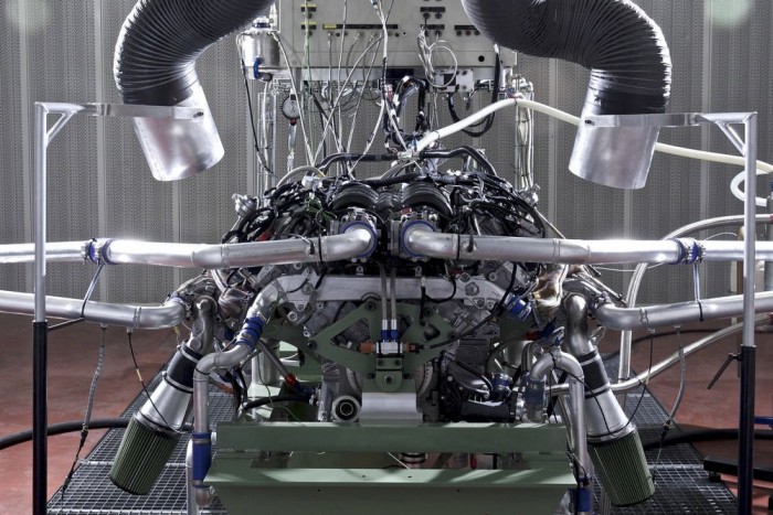 Csaknem rajtra kész a Bentley versenyautója 3 | Vezess Frankenstein motorja: egyelőre laboratóriumban tesztelik a 4.0 V8-ast