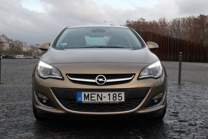 Top 10: Milyen autót vesznek Magyarországon? 14 | Vezess 2. Opel Astra, 983 db. Második helyen is egy a flottaértékesítésben erős márka legnépszerűbb autója áll. Az Opel Astra darabszámait ebben az időszakban már nem a rendőrségi tender dobta meg