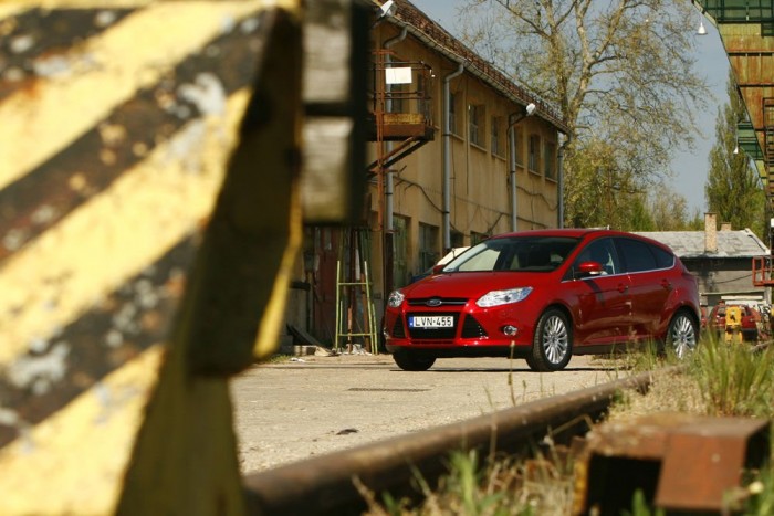 Top 10: Milyen autót vesznek Magyarországon? 12 | Vezess 4. Ford Focus, 778 db. Cégautóként lassan a Focus jut eszünkbe elsőként, annyi jön szembe velünk különböző vállalatok matricájával. A JATO Dynamics kimutatása alapján a Fordok 84 százalékát vásárolják jogi személyek
