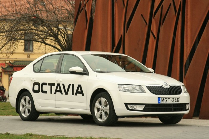 Top 10: Milyen autót vesznek Magyarországon? 15 | Vezess 1. Škoda Octavia, 1161 db. Ezen a néven három generáció autóit összesíti a statisztika. Az importőr nem regisztrációs, hanem kiszállítási adatokat tart nyilván, ezek alapján a darabszámokat a kifutó modell hozta, abból is a Combi. Az elődmodellből 722 kombit és 306 ötajtóst szállítottak ki a márkakereskedőkhöz, míg az új szériából 356 darabot. A teljesség kedvéért: az Octavia Tour II-ből két darabot helyeztek forgalomba