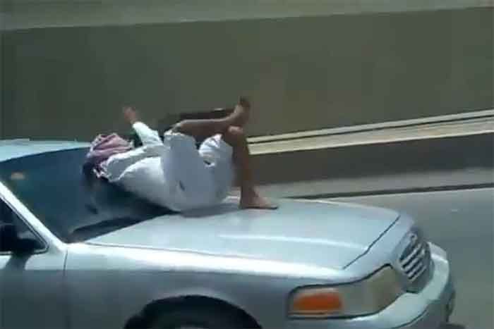 Motorháztetőn ülve utazott az autópályán