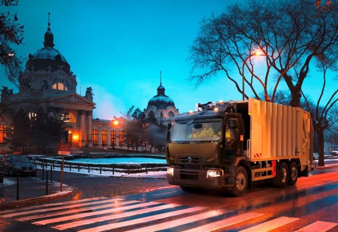 Megújult a Renault teherautó-kínálat 6 Új Renault kukás suhan el a Széchenyi-fürdő előtt