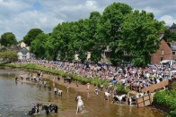 Ebbe a tömegbe hajtott volna bele a menekülő autós