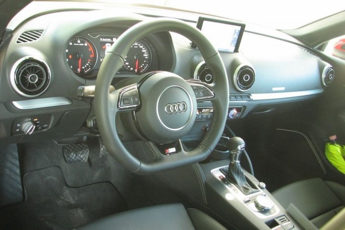 Lapított kormány és remek ergonómia