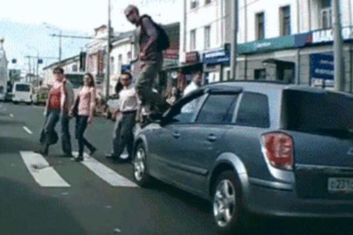 Amikor a gyalogos tör autót