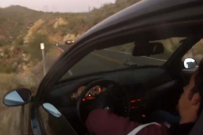 Esztelenül hajtott, szakadékba zuhant a BMW-s