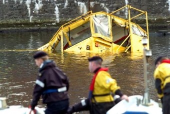 Elnyelte a víz a turistákkal teli buszt