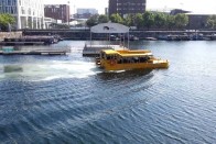 Elnyelte a víz a turistákkal teli buszt 30