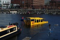 Elnyelte a víz a turistákkal teli buszt 32