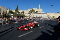 Óriási siker volt a Ferrari jeruzsálemi bemutatója, 60 ezer ember gyűlt össze a kordonok mellett.